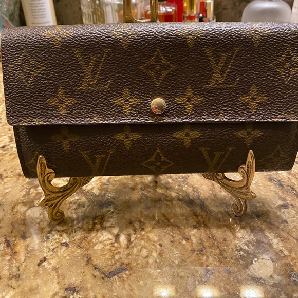 LV Dark Brown Monogram Sara Wallet with gold tone hardware. Excellent condition - Picture 1 of 7